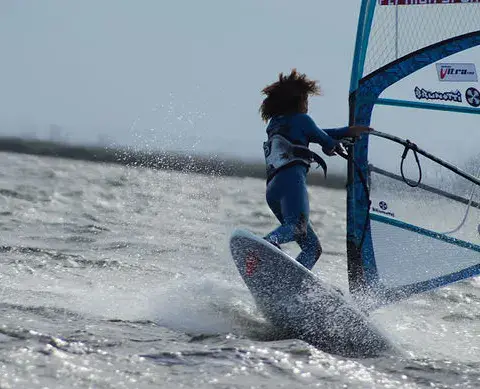 Windsurfeur à pleine vitesse