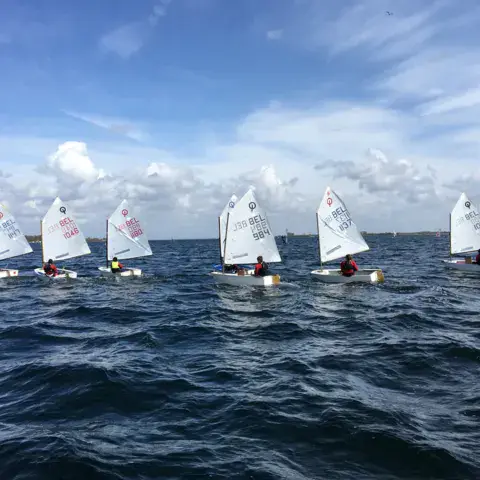 Flotte de petits dériveurs sur l'eau