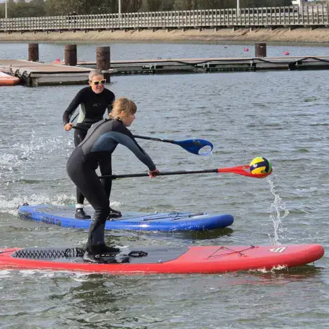 Partie de SUP-polo sur des stand up paddles