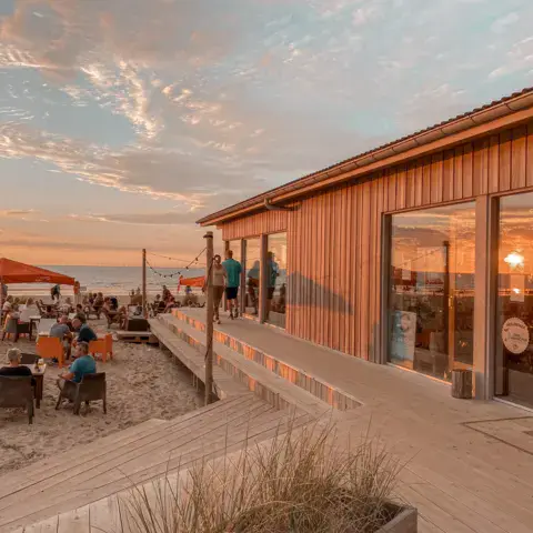 Terrasse en bois du bar du club sur la plage