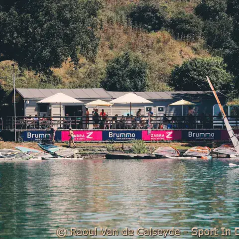 Le club-house au bord de l'eau