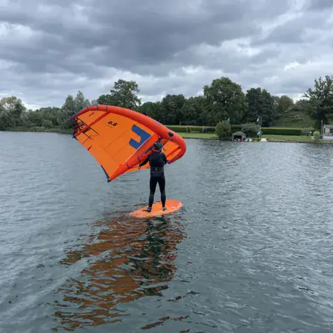 Wing foil sur un plan d'eau