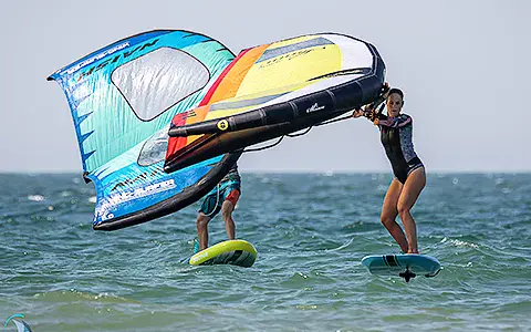 Deux pratiquants de wing foil sur l'eau
