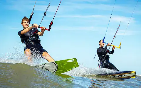 Deux kitesurfeurs sur l'eau