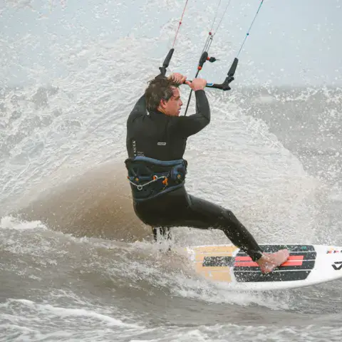 Kitesurfeur sur une planche dirigeable dans les vagues