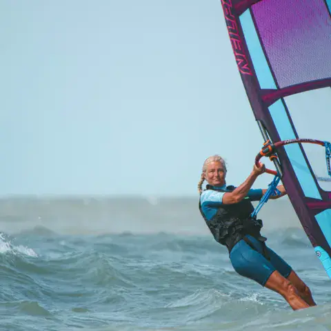 Windsurfeuse à pleine voile en mer