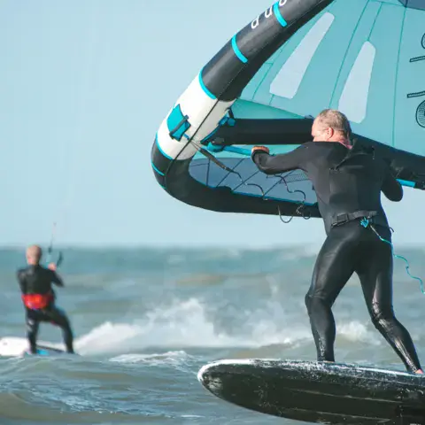Pratiquant de wing foil sur son hydrofoil