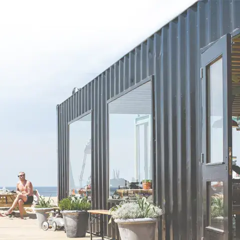 Le pavillon de plage et sa terrasse