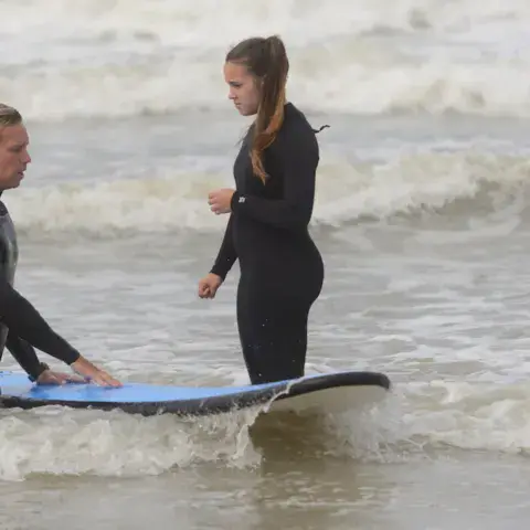 Cours de surf dans les vagues, avec la planche
