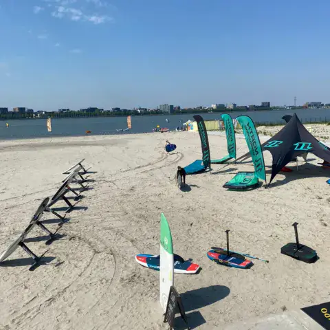 Matériel de wing foil sur la plage