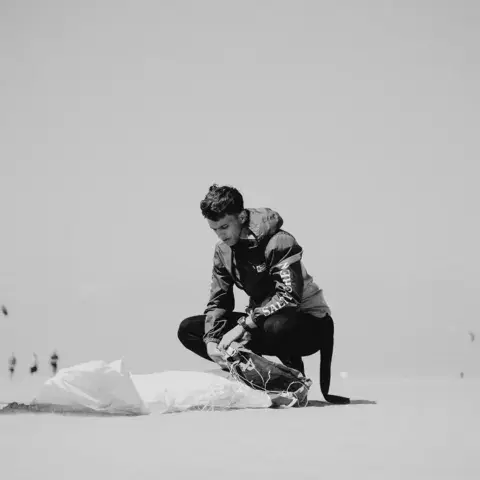 Préparation d'une kite sur la plage