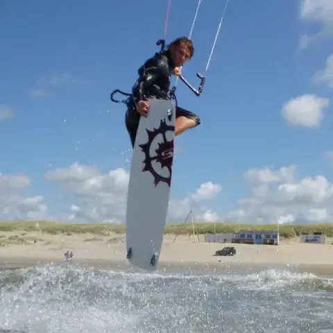 Kitesurfeur en saut au large de la plage