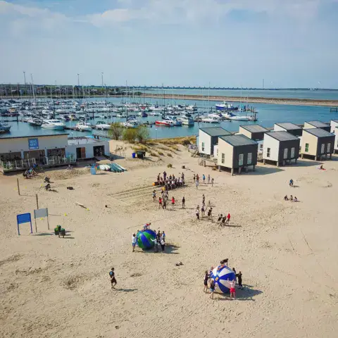 Vue aérienne de la plage, du bâtiment et du port de plaisance