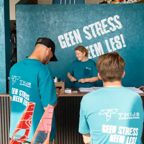 Accueil de l'école, équipe en tee-shirts de l'école