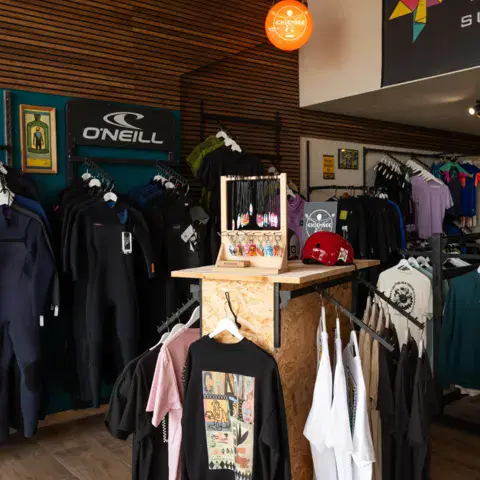 Rayon de combinaisons et vêtements du surf shop
