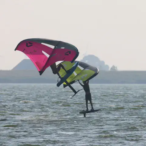 Wingfoileur en vol au-dessus de l'eau