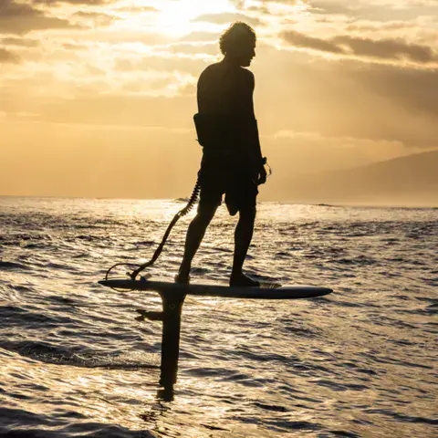Rider sur foil au coucher du soleil