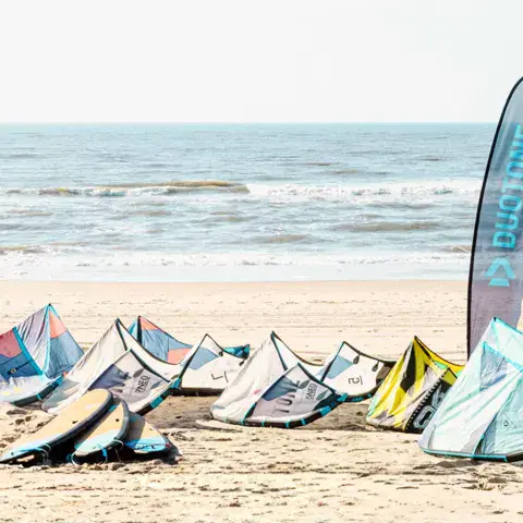 Kites posés sur la plage devant la mer