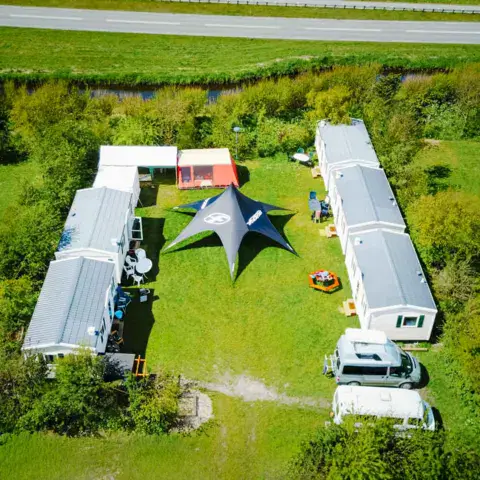 Vue aérienne du camp et de ses chalets