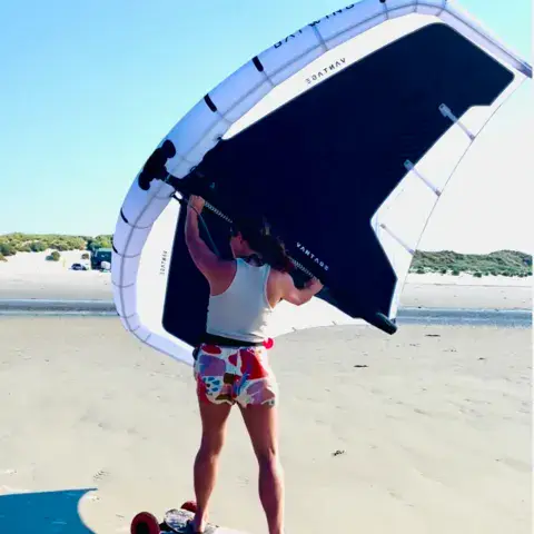 Entraînement à la wing sur mountainboard, sur la plage