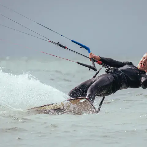 Kitesurfeur en action