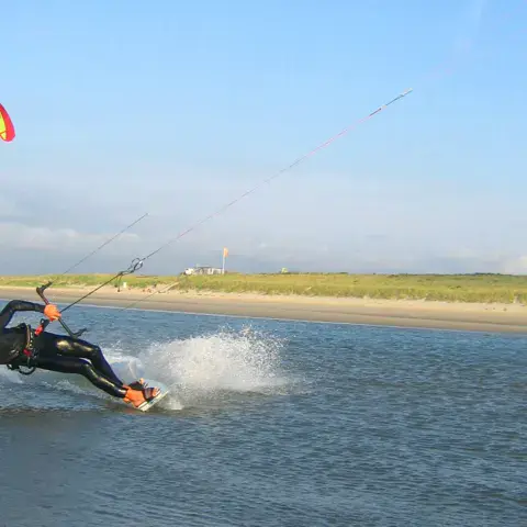Kitesurfeur en action sur un plan d'eau peu profond