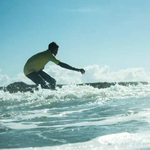 Surfeur sur une vague