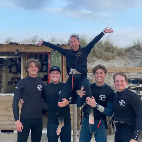 L'équipe de moniteurs sur la plage
