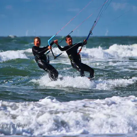 Deux kitesurfeurs dans les vagues