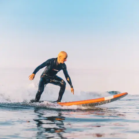 Surfeur sur une vague