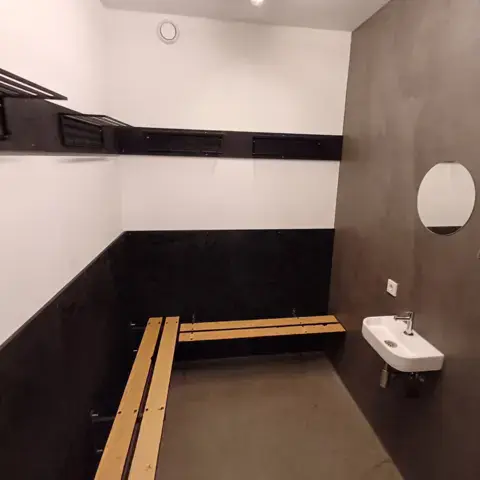 Vestiaire du centre, avec bancs et lavabo