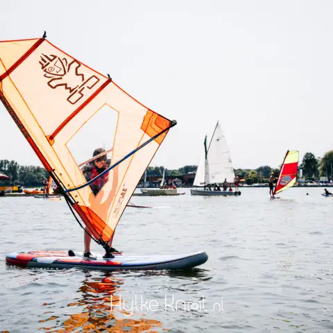 Planche à voile sur le lac pendant un camp d'été