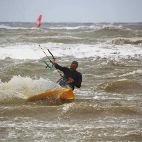 Kitesurfeur sur la mer du Nord