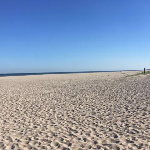 La large plage de sable de Petten