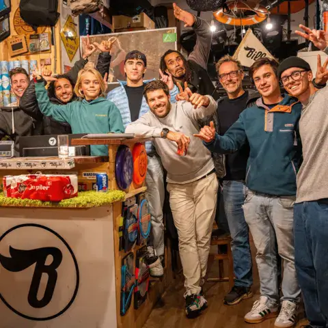 L'équipe dans le magasin, devant le comptoir et les rayons