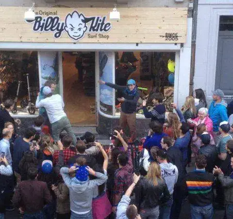 Façade du magasin un jour d'inauguration, avec la foule devant l'entrée