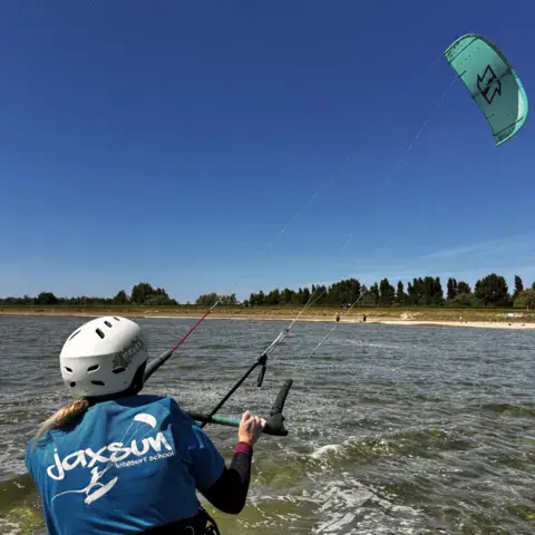 Élève de kitesurf avec son kite