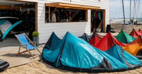 Matériel du club : kites et planches devant la cabane