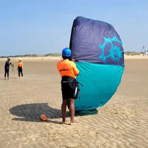 Préparation d'un kite sur la plage