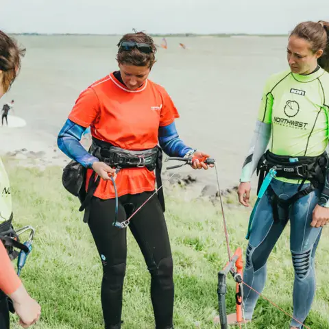 Équipe de moniteurs sur la rive