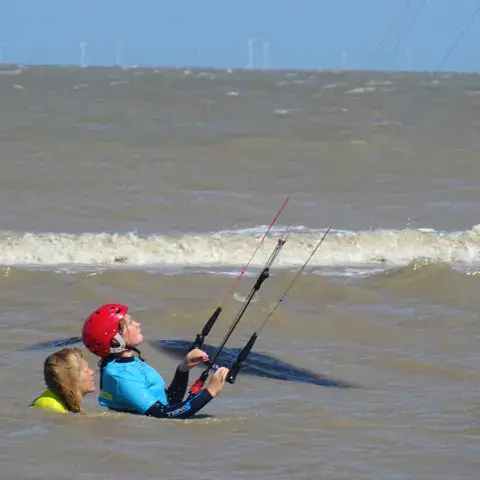 Séance de kitesurf dans l'eau, avec casque
