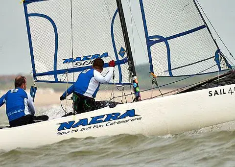 Catamaran de sport en navigation