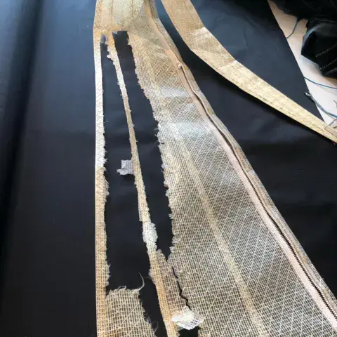 Couture et renfort abîmés d'une aile à réparer