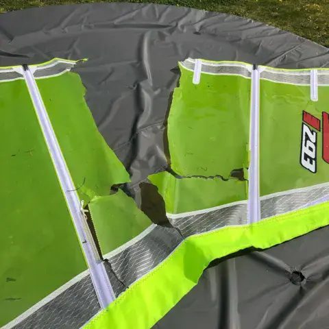 Voile de windsurf déchirée avant réparation