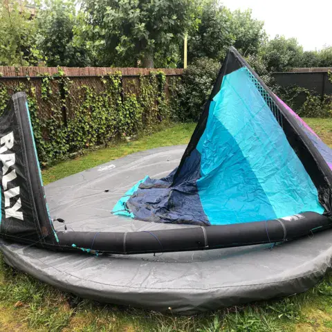 Kite gonflé dans un jardin pour contrôle
