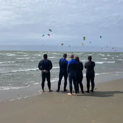 Élèves d'un cours de kitesurf avancé sur la plage de la Brouwersdam