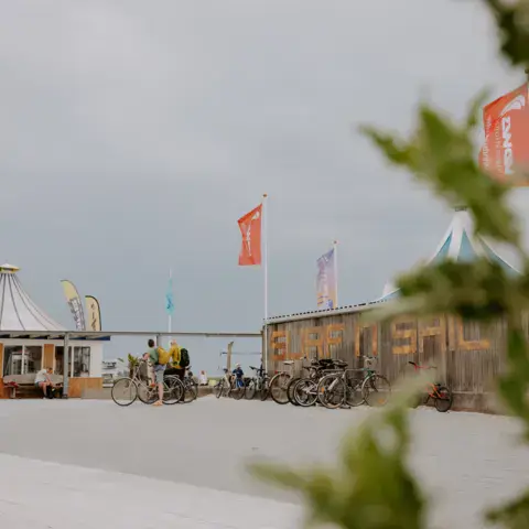 Bâtiments de l'école au bord de l'eau