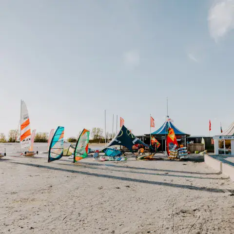 Plage de l'école avec planches à voile alignées
