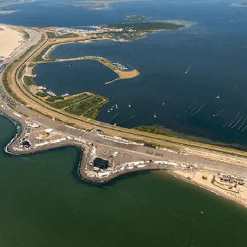 Vue aérienne d'une digue en bord de mer