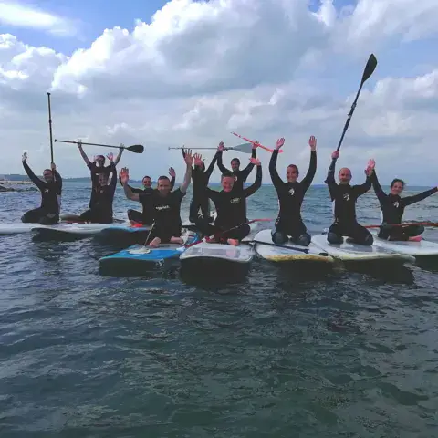Groupe de stand up paddle sur l'eau